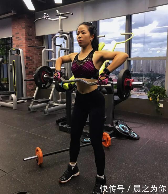 射箭式|“唯美撸铁女孩”周子瑜，靠健身塑造曲线，性感的美背太赞了！