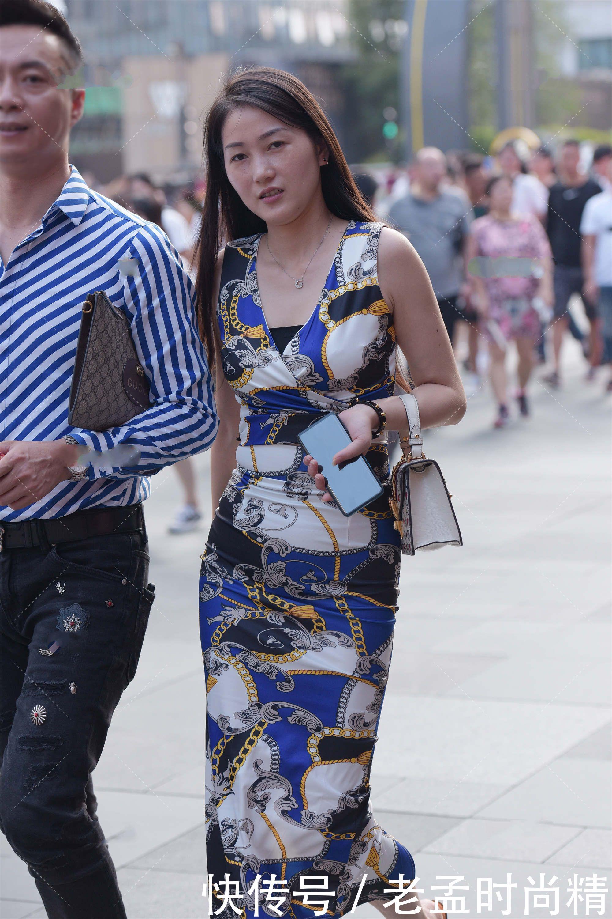 街拍:蓝白相间图案连衣裙,风格典雅,大方又端庄