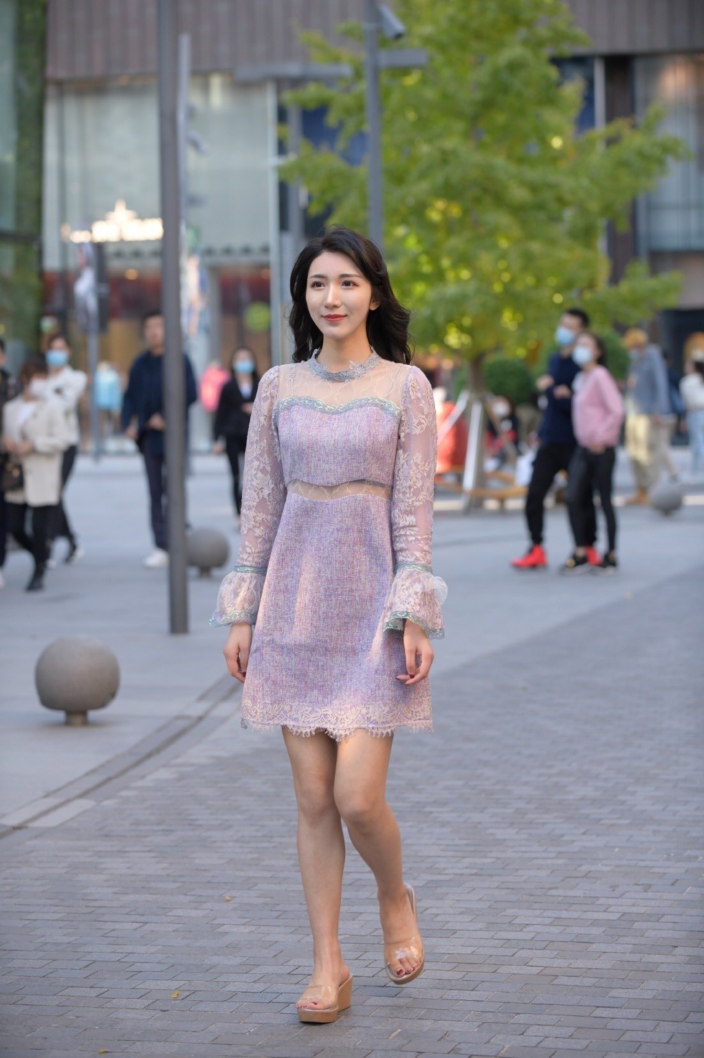 洋气|美女街拍:时髦姑娘在秋冬季节这样穿,紫色连衣裙搭配蕾丝花纹,精致又洋气