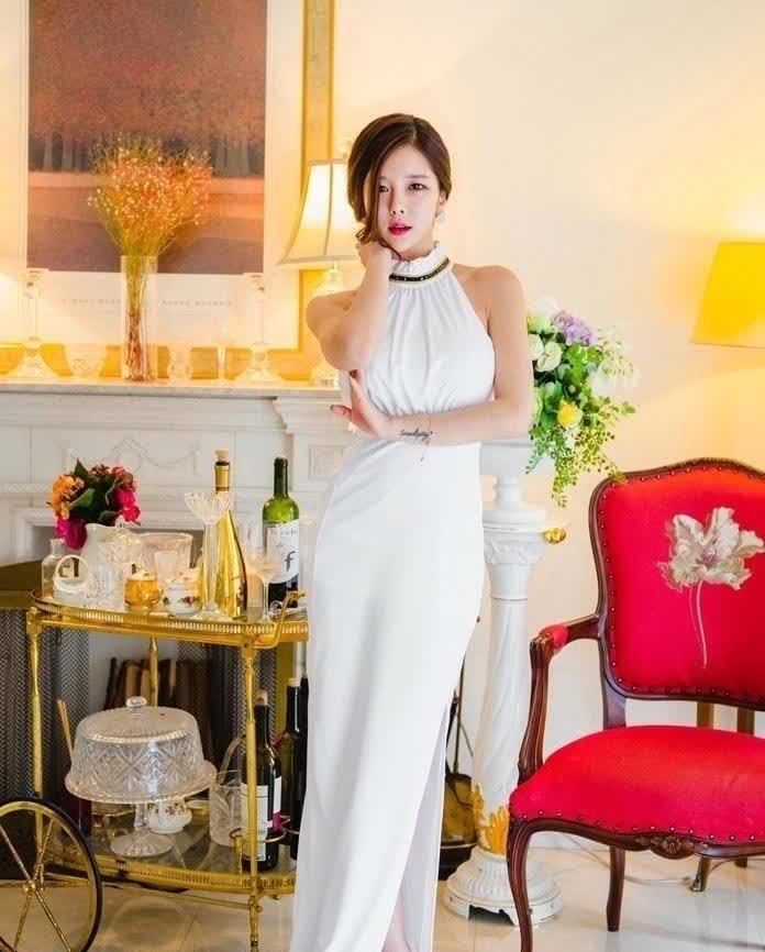 高跟鞋|白色开背无袖连衣裙搭配一双白色高跟鞋, 婀娜多姿, 引人目不转睛