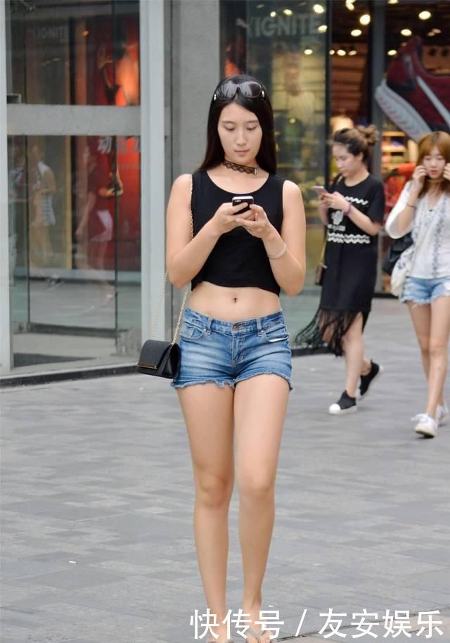 低腰牛仔短裤，简单容易就搭配出露脐装，穿出清凉的效果
