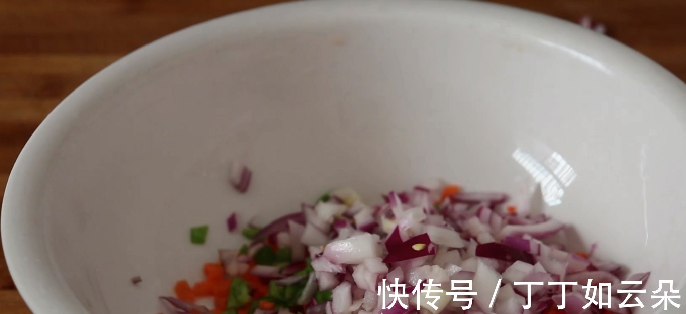 十三香|分享一种洋葱做法，我家一周做5次，不油炸不用炒，比吃肉还香！