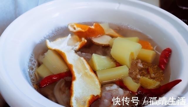 炖羊肉，记得放“1红1白1黄”，肉嫩无膻味，羊汤清亮又好喝