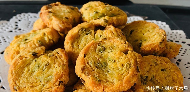 爱吃零食的快收藏,教你做香葱咸酥饼,简单易上手,酥脆又咸香