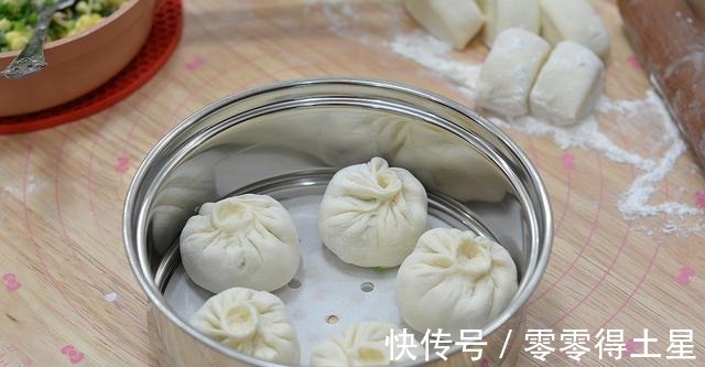 中筋面粉|早餐吃一屉鸡蛋虾皮韭菜包子,营养美味,软嫩口感,特别好吃!