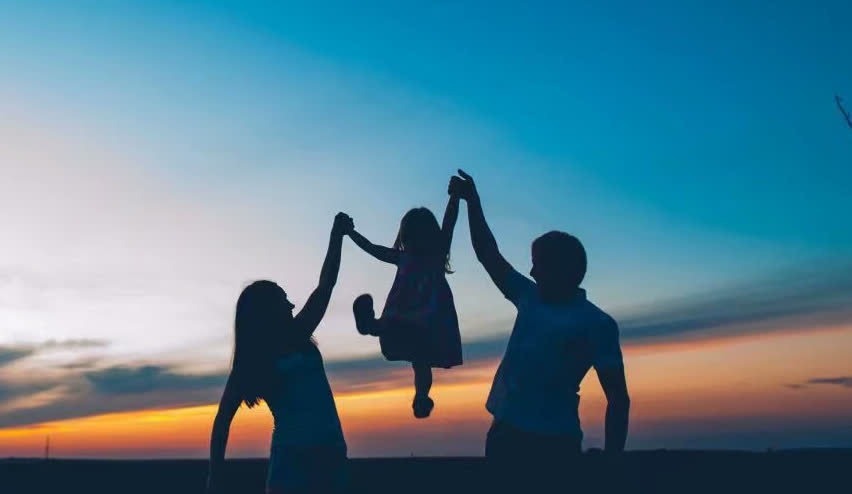 一日三餐|40岁丁克女坦言：看着躺在病床上的父母，我决定生个孩子