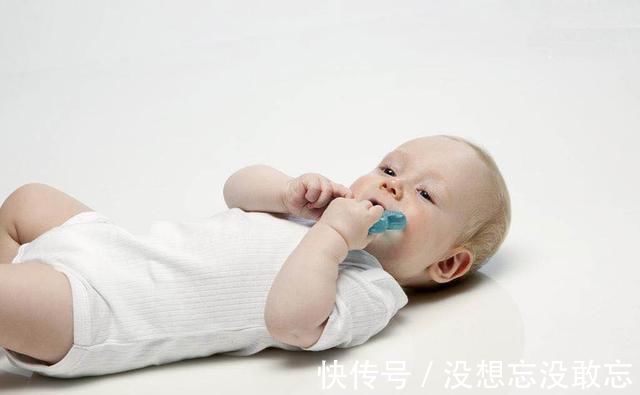 朋友圈|朋友圈晒孩子伸懒腰萌照,二胎妈妈评论了一句话,没想到救了娃