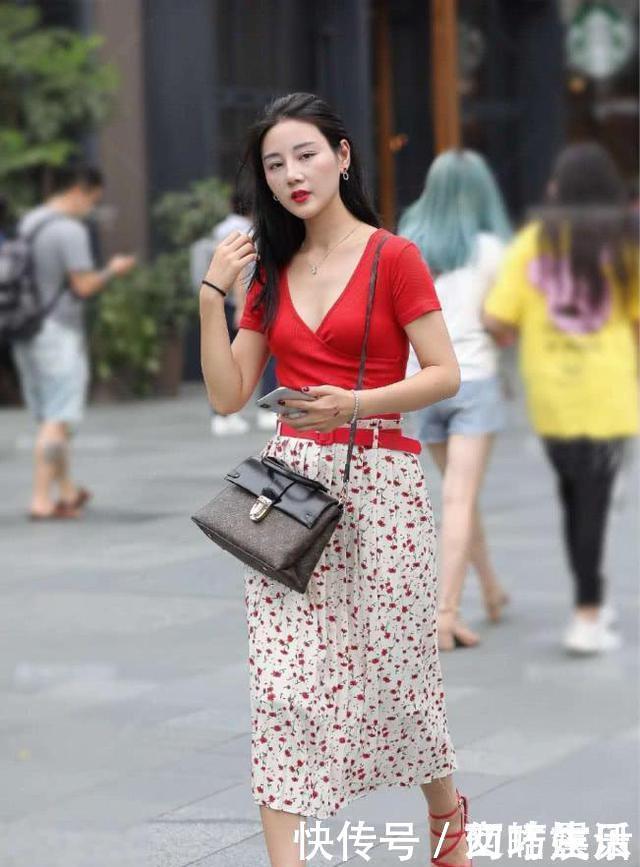 短裙|红酒系列衬衣+红色印花短裙，更显女性气质