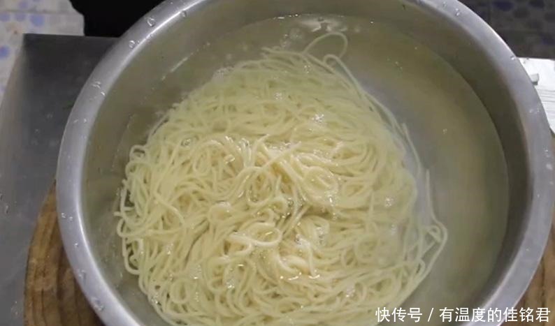 面条|做炸酱面时,最忌出锅即吃,面点师记住这2点,面条劲道又滑爽