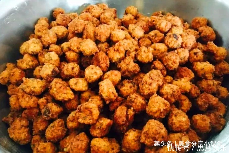 大厨分享丸子的新做法,用绿豆就能做,不加面不加水,好吃有营养