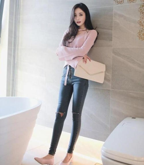 小姐姐爱穿紧身牛仔裤美女，穿出妙曼曲线，尽显成熟时尚韵味！