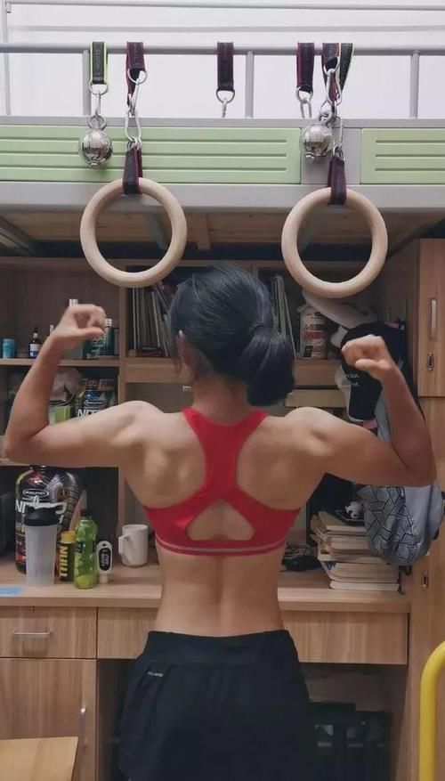 校运会|99年女生宿舍惊现8块腹肌！！3亿网友都在＂馋＂她的身子....