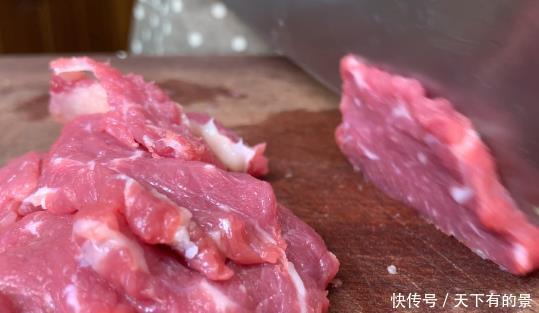 炒牛肉时，下锅前多做“两步”，牛肉炒好不硬不腥，香嫩又多汁