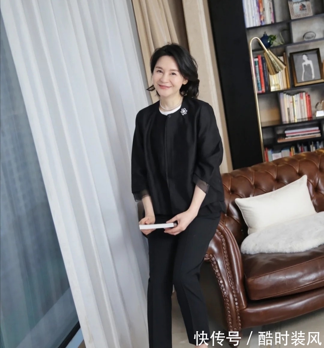 穿搭 她才是50岁+妈妈们的穿衣榜样!自然真实不扮嫩,得体大方有气质