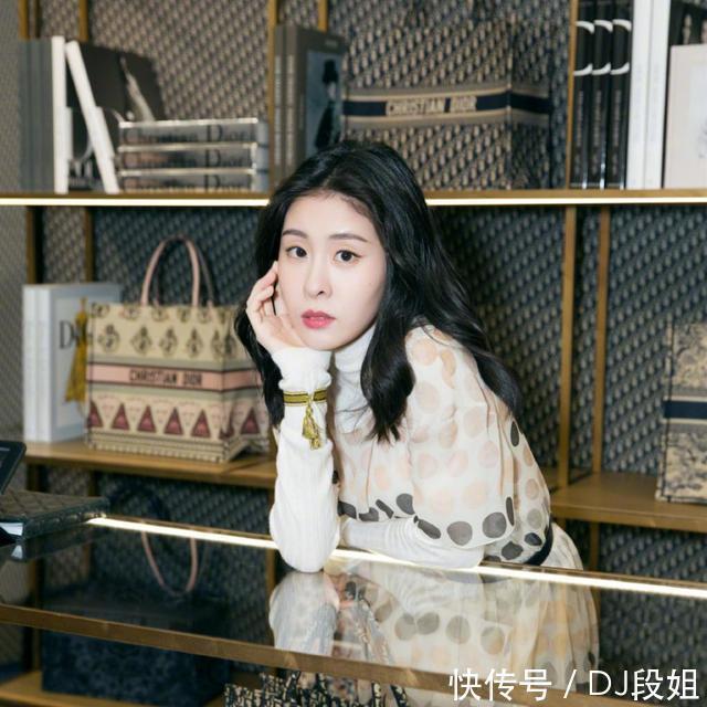 曾是那英组“四金花”,因吴莫愁与张碧晨闹翻,今事业爱情双丰收