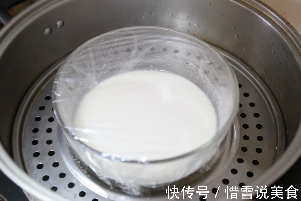 自制糯米豆沙卷，软糯的外皮，甜甜的馅料，真的是太好吃了