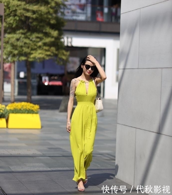 穿搭 时尚“辣妈”的别致穿搭,选择清新“吊带”,展现成熟魅力!