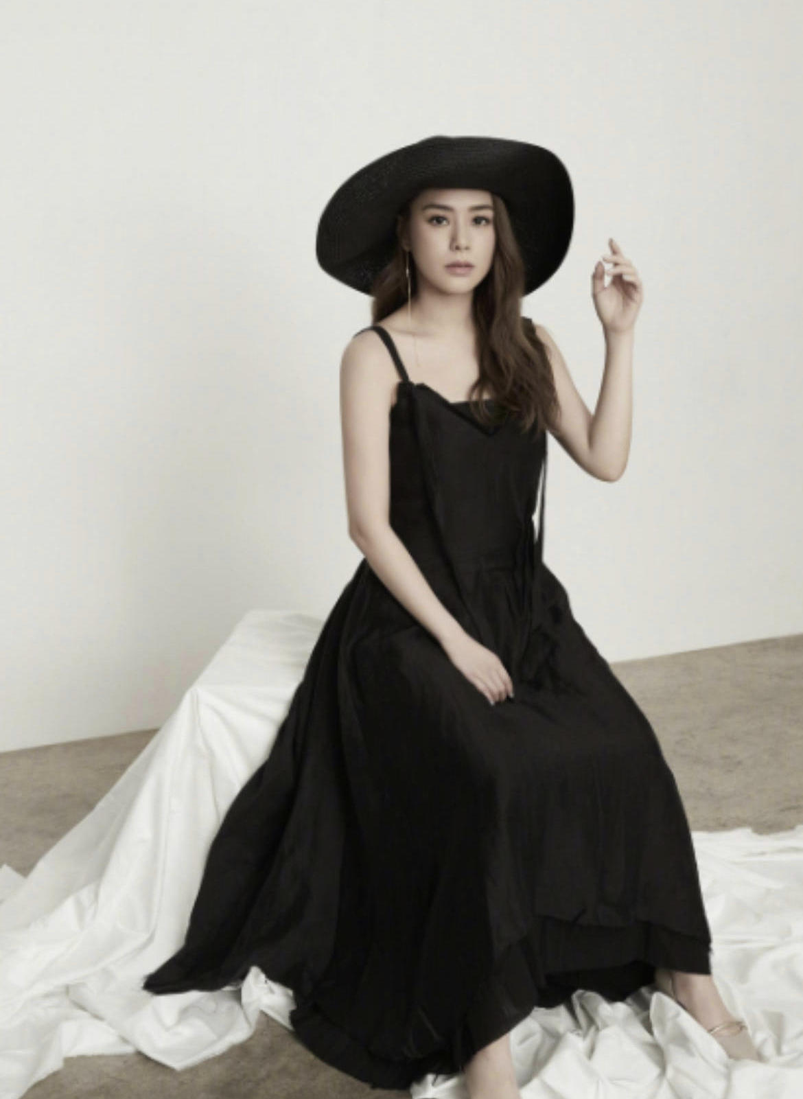 微胖|阿Sa阿娇走机场气质全开！穿白色上衣搭配阔腿裤简约高级，超好看