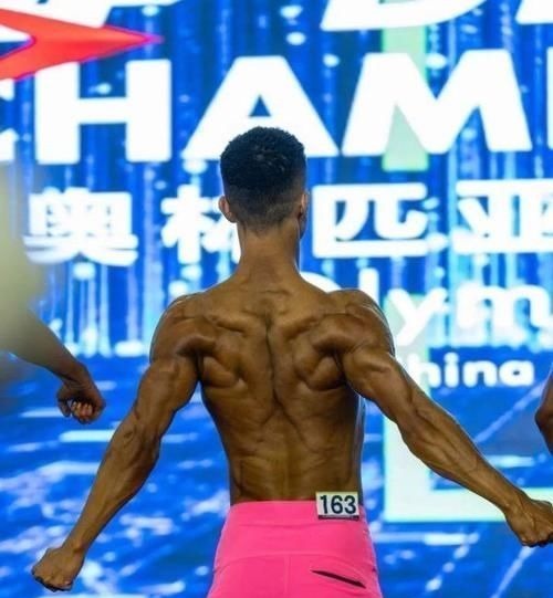 杠铃|家里贴满施瓦辛格海报，180cm小伙蜕变肌肉型男，8块腹肌太撩人