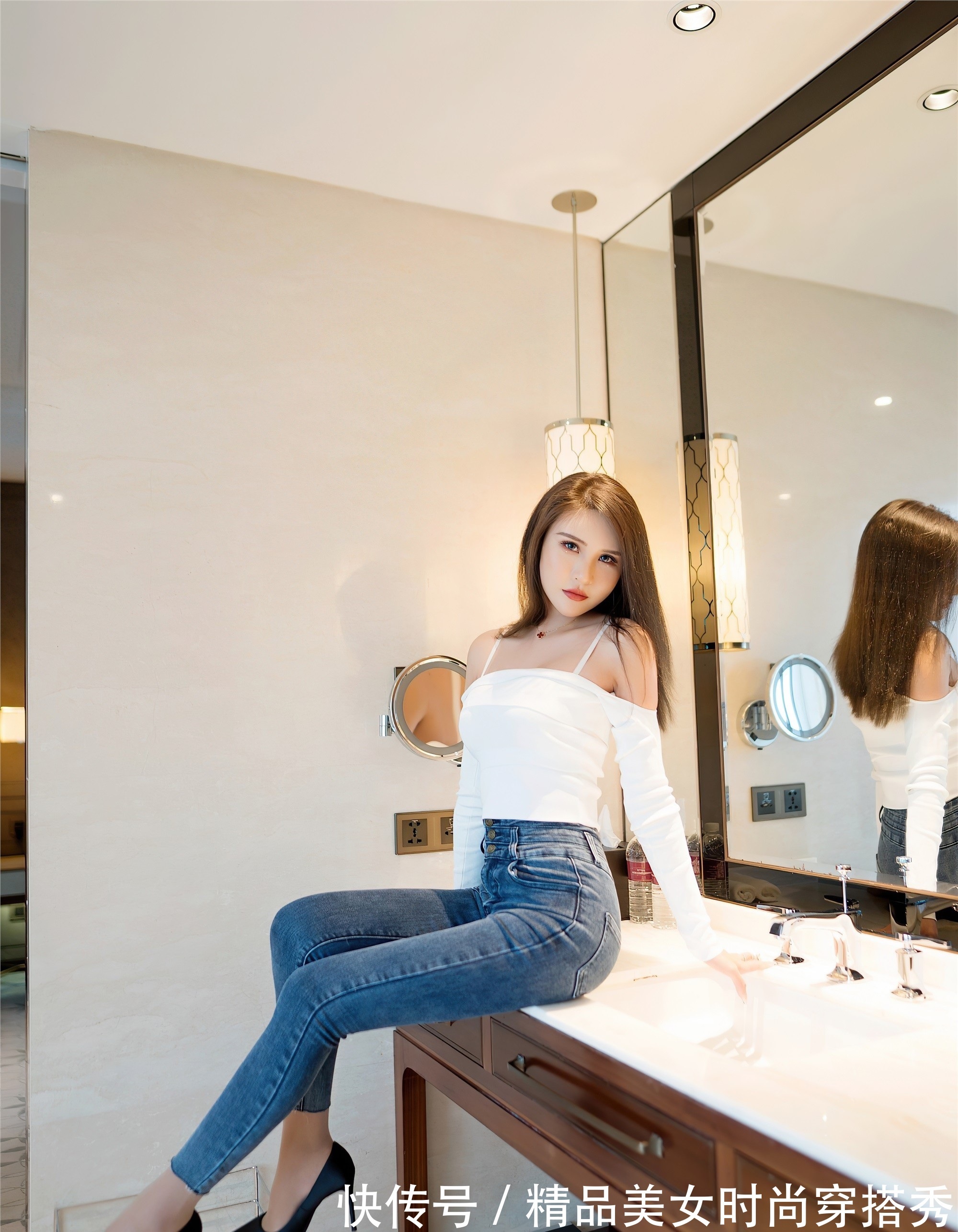 时尚|白色吊带上衣搭配高腰牛仔裤，时尚又个性，迷人又自信