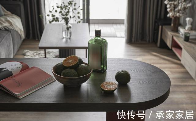 兄弟俩|兄弟俩合资买套小公寓,没有多余的家具,全屋黑红灰看起来很高级
