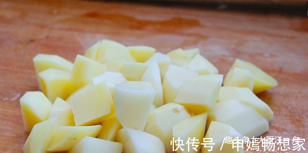 饭店|排骨不管怎么做，切记不要直接焯水，教你饭店做法，不腥还不柴