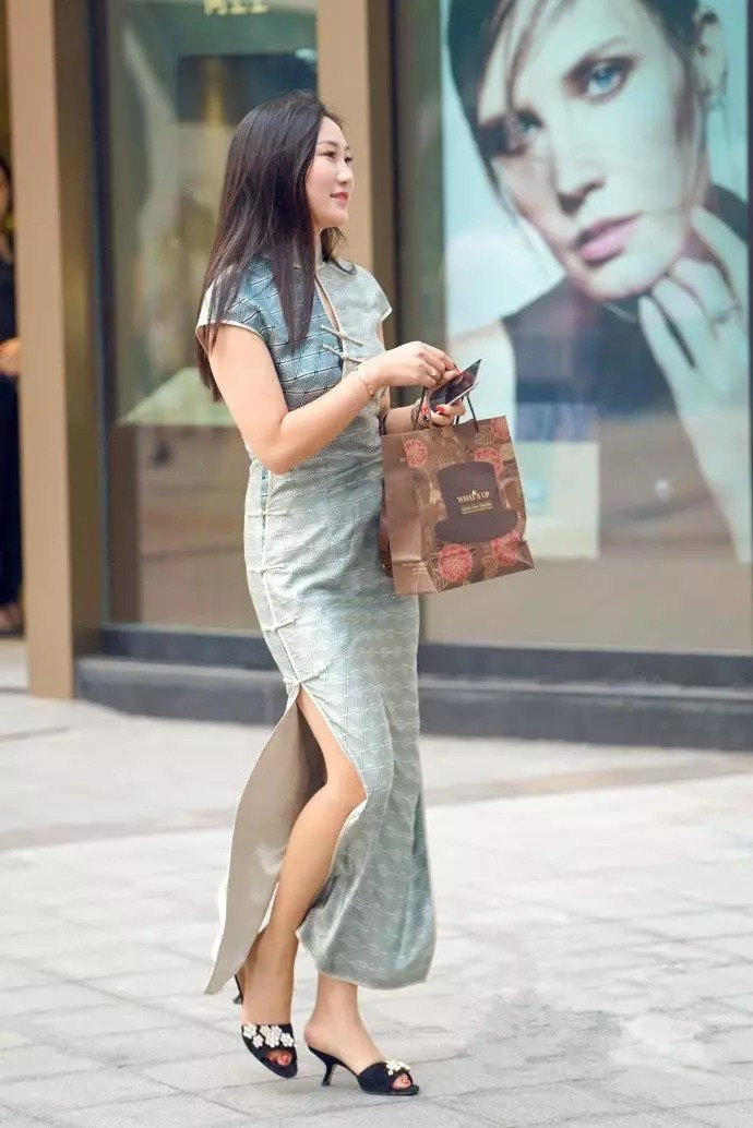 紧身连衣裙搭配高跟鞋，让女性显得性感优雅