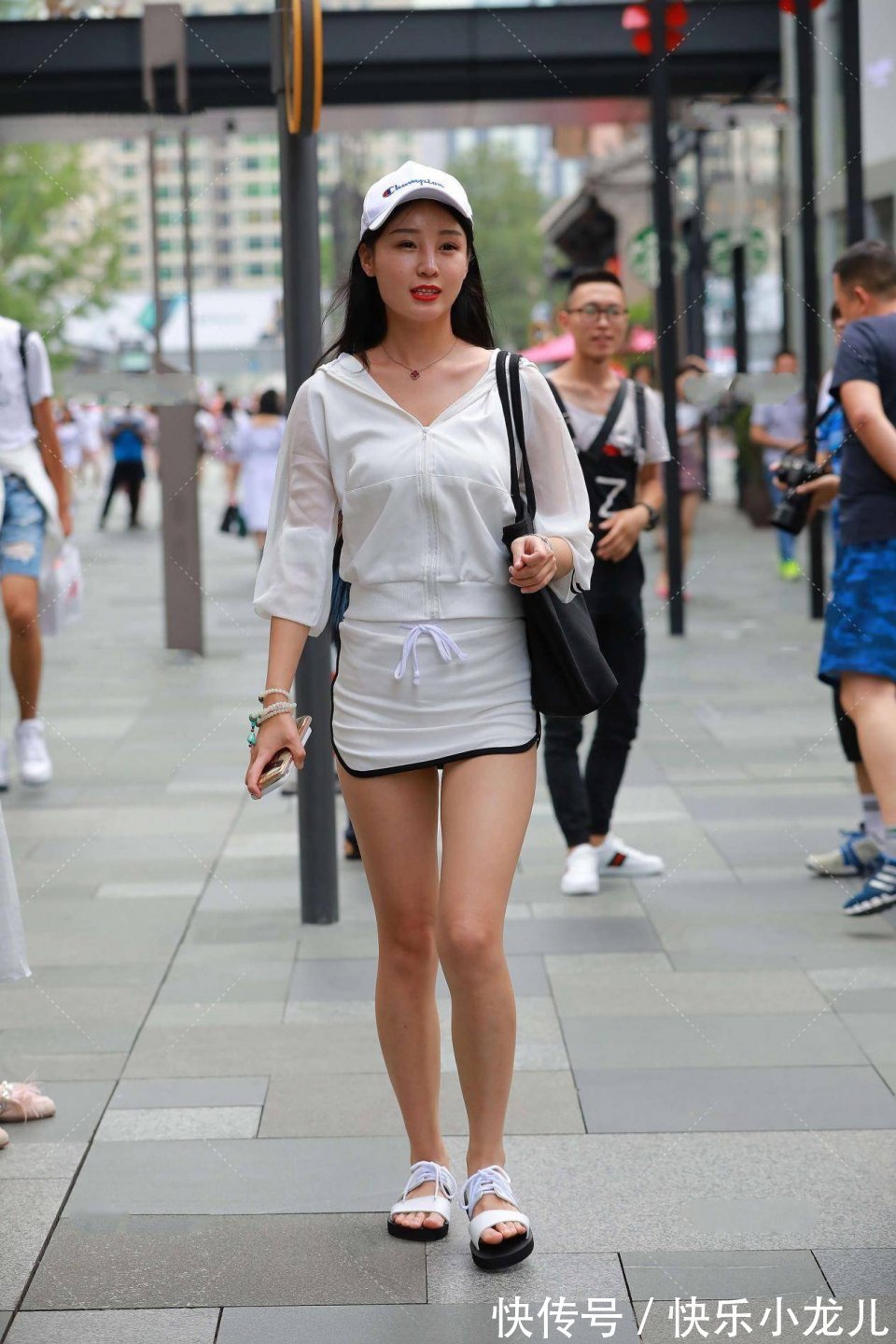 一个人|小姐姐一个人逛街,一身白色的穿搭,朴素而不失时尚
