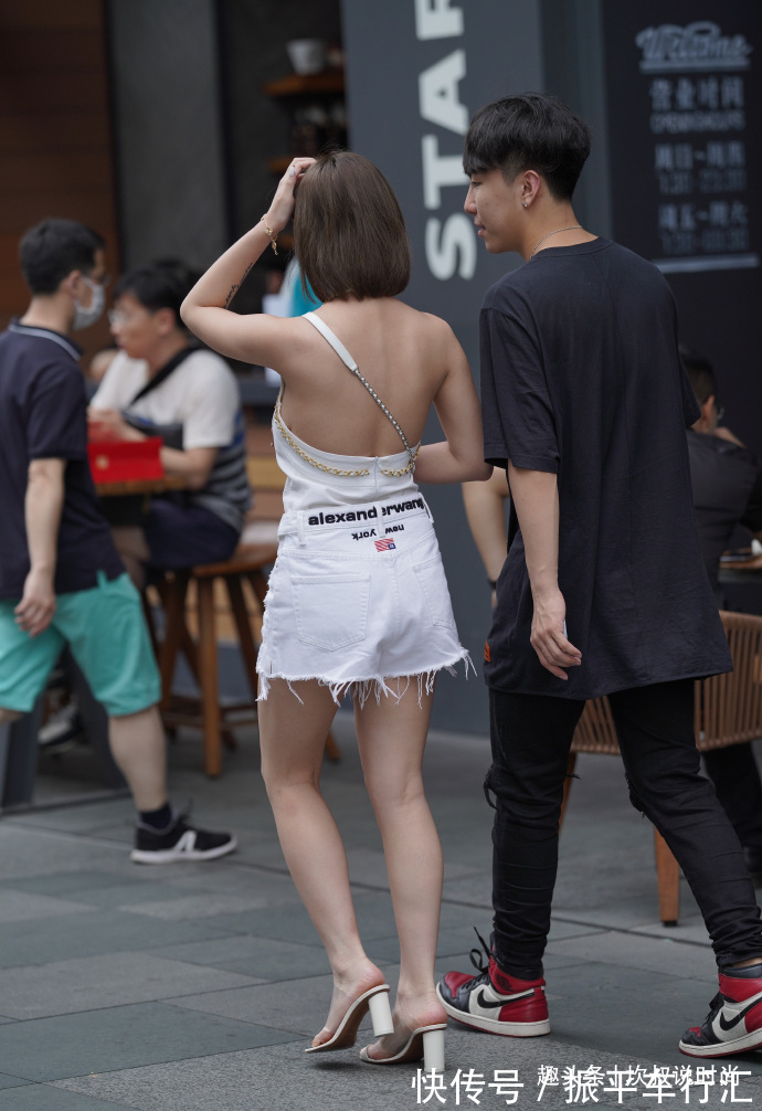 街拍 微胖女孩的秋日穿搭,“挂脖”搭配短裤,轻松穿出高级感!