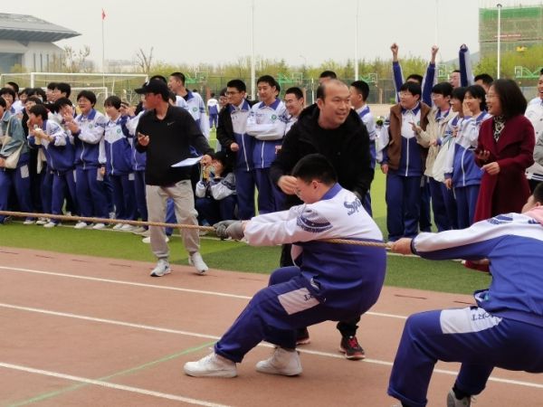 济南中学举行拔河比赛