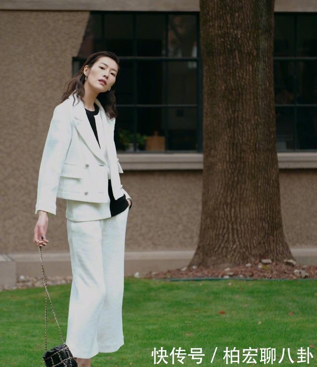 简单|刘雯不愧是超模,穿羽绒服配条纹衫简单随性,普通服装穿出高级范