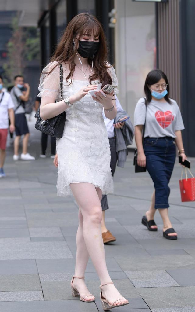 肤白貌美的小姐姐,穿白色连衣裙搭配高跟凉鞋,更显成熟美