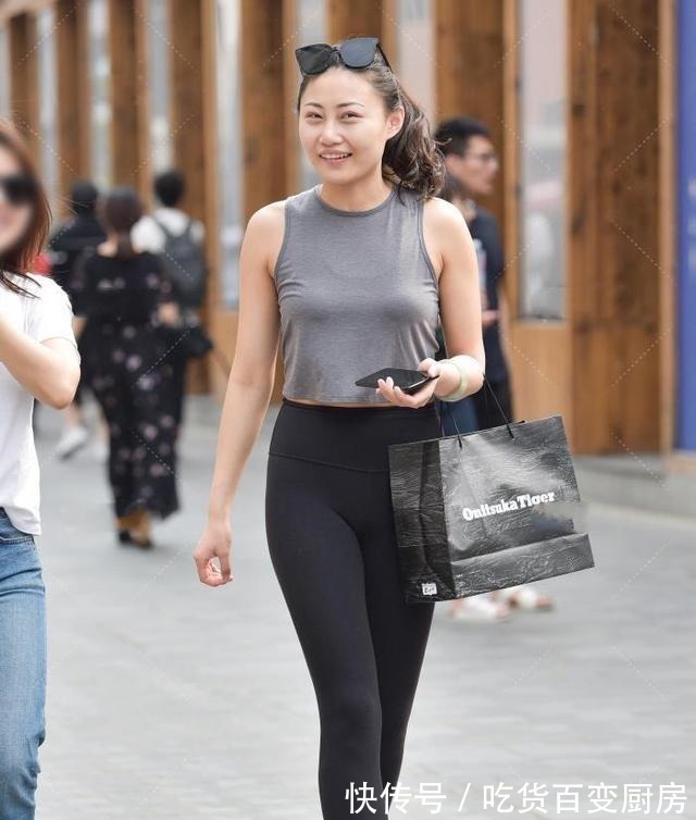 衬衣 折叠短背心配黑色瑜伽裤,日常休闲舒适。折叠短背心配黑色瑜伽裤,日常休闲舒适!