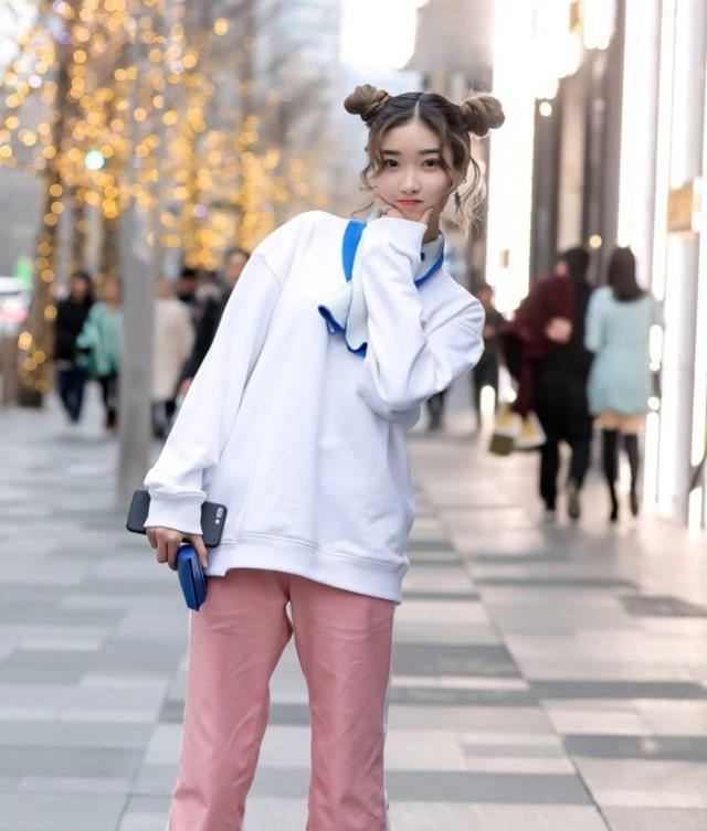 街拍:身材苗条时尚靓丽,轻盈柔美的连衣裙很显青春风姿