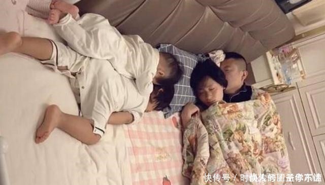 父母|一家四口的“睡姿”火了,网友调侃父母才是真爱,孩子只是意外
