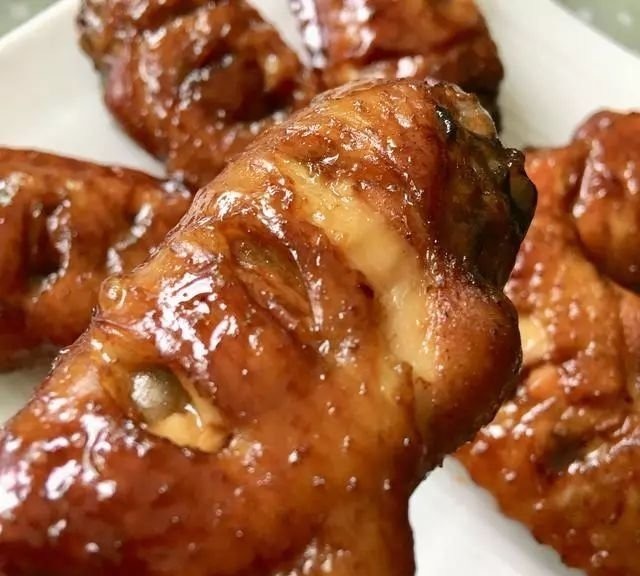 比可乐鸡翅还好吃的蜜汁烤翅,简单三步就能做出来,上桌就光盘!