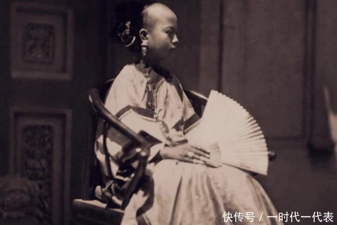 老照片|晚清女子真实老照片有钱穿绫罗绸缎,无钱穿粗布麻衣!