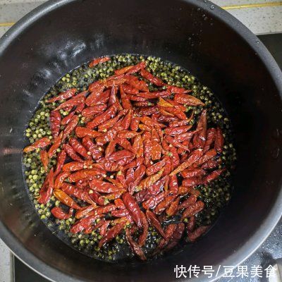 冬天吃秘制麻辣虎皮凤爪，暖身又暖心
