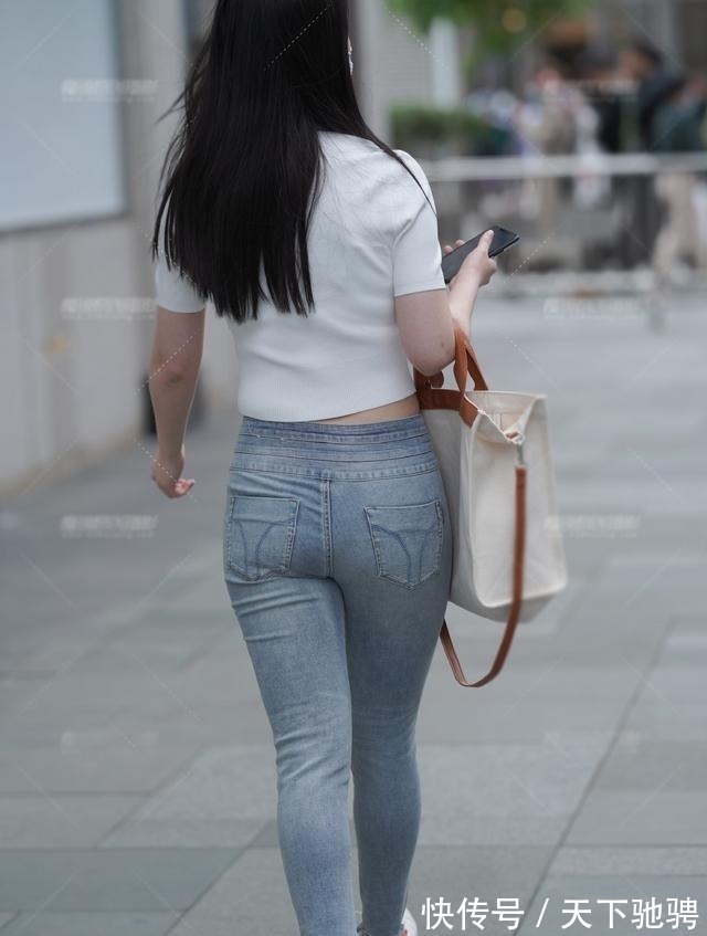 修身牛仔裤 针织短袖露脐衫,配修身牛仔裤,清凉舒适又简单美丽大方