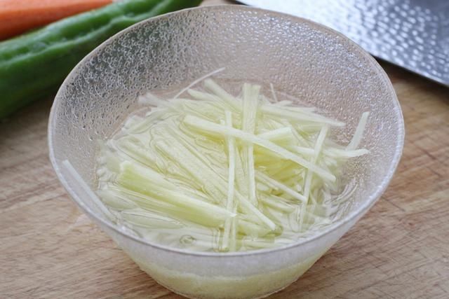 酥脆|懒人版土豆丝盒子,皮薄如纸酥脆美味,无需揉面小白也能轻松搞定