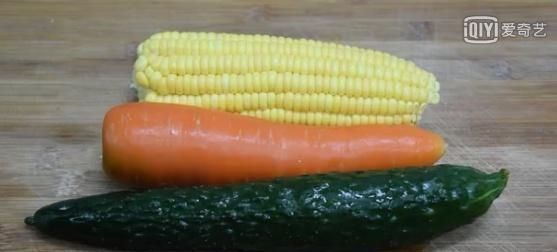 黄瓜|玉米加黄瓜和胡萝卜这样做,真的很好吃,大人孩子都喜欢