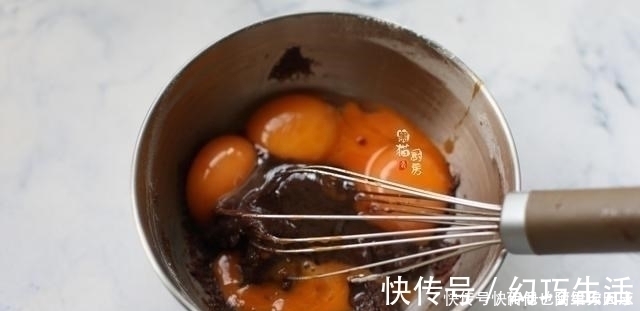 用了8年的蛋糕配方,入口松软像棉花,轻盈又回弹,比买的还好吃