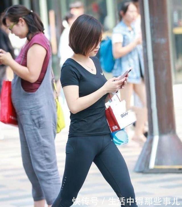 铆钉 修身短袖T恤搭配浅色瑜伽裤，青春靓丽，活力满满！