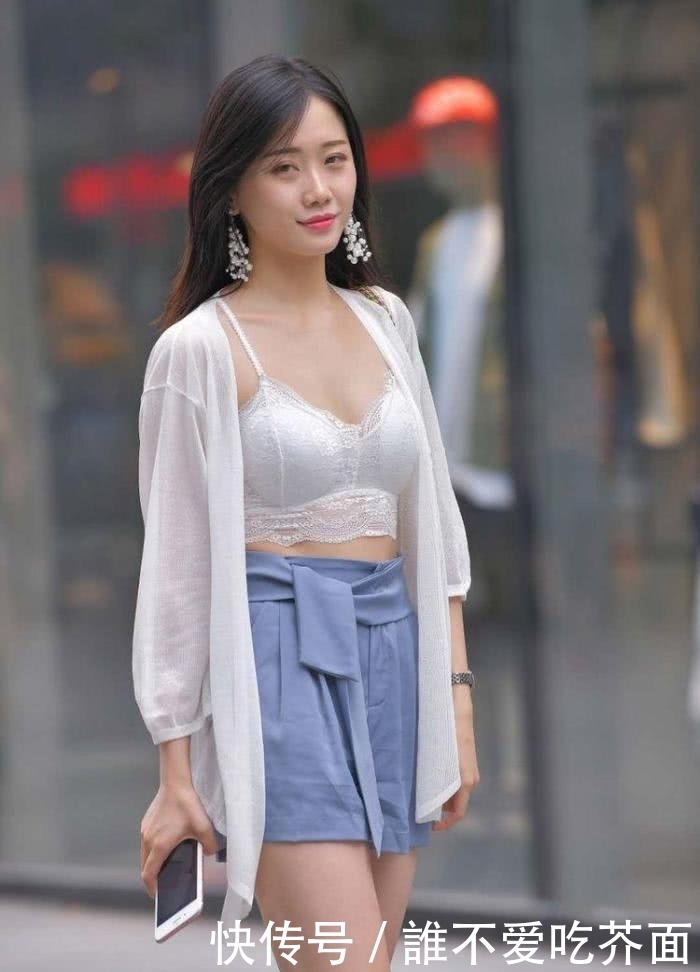 街拍时尚: 姑娘身穿白色内衬衣, 笑容自信迷人!