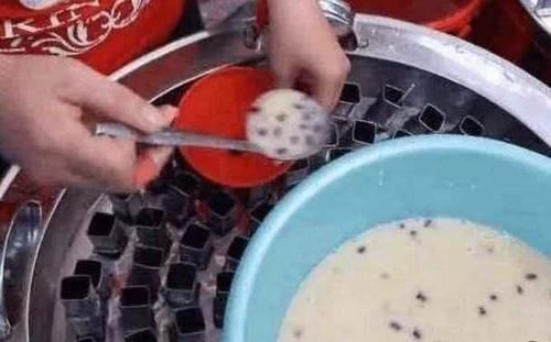 难得一见的“老式冰棍”,1根2块钱,大姐现场制作不用电全靠摇