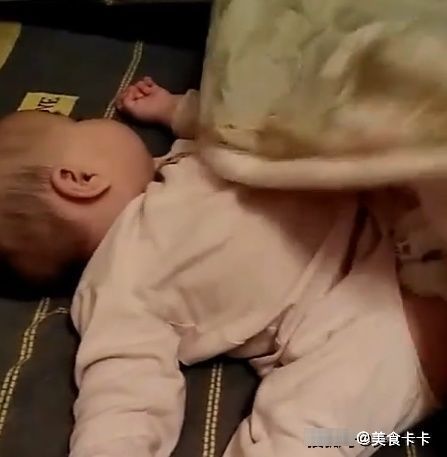 检查|宝宝睡觉总是踢被子,妈妈开灯检查后,看清眼前画面乐开了花