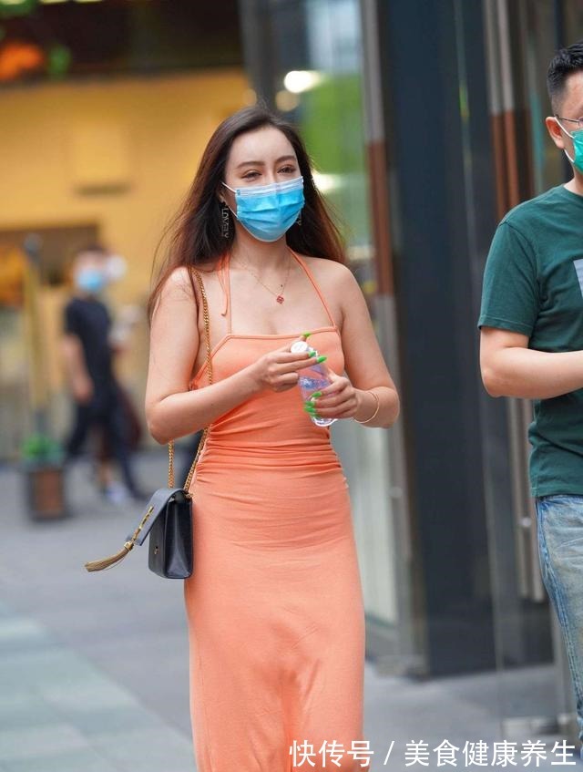 丝绸长裙 橘红色吊带丝绸长裙,轻薄透气随风飘扬,时尚潮流也性感!