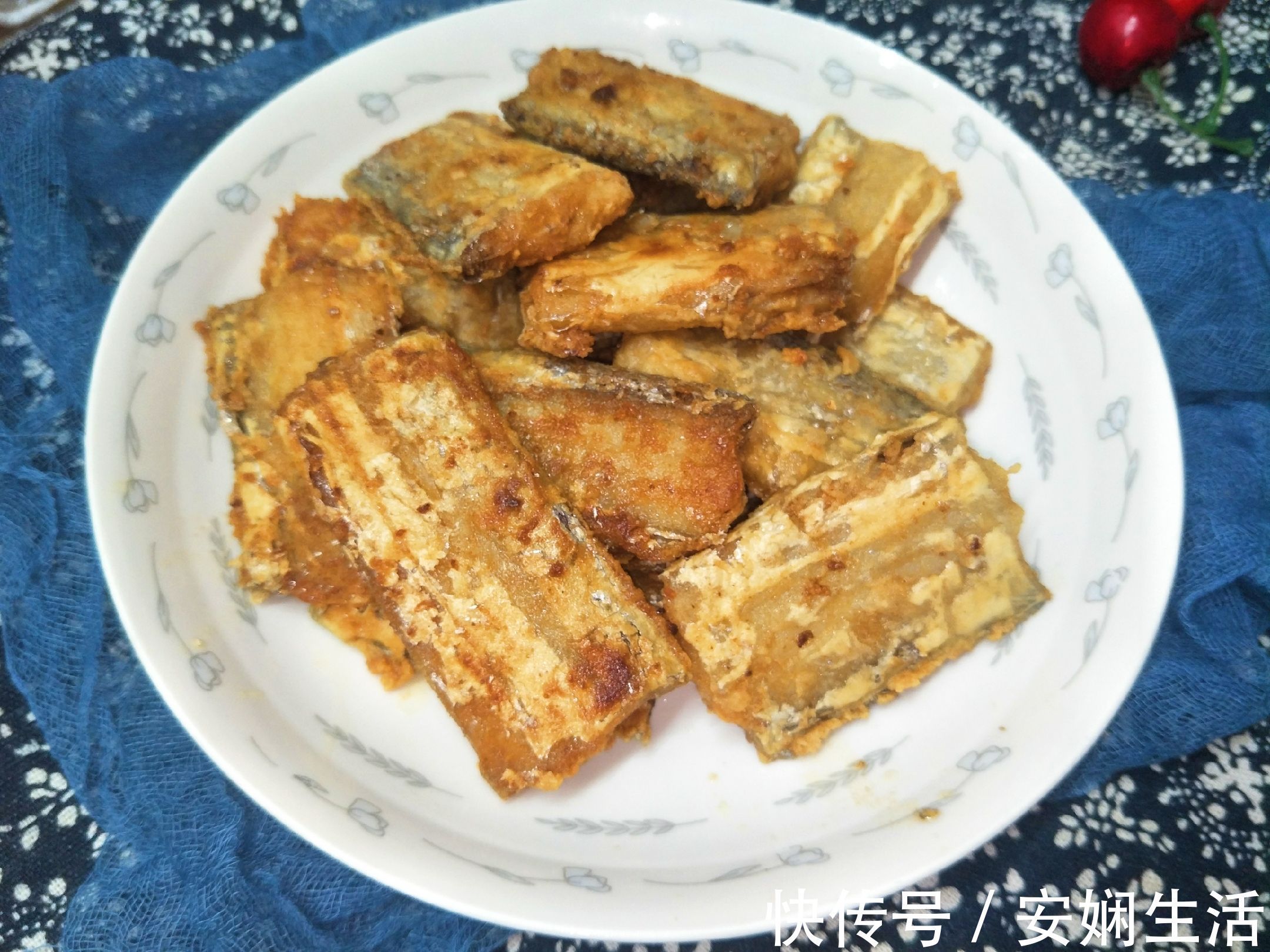 冬天煎带鱼时，别挂面糊了，简单蘸一蘸，出锅酥到掉渣
