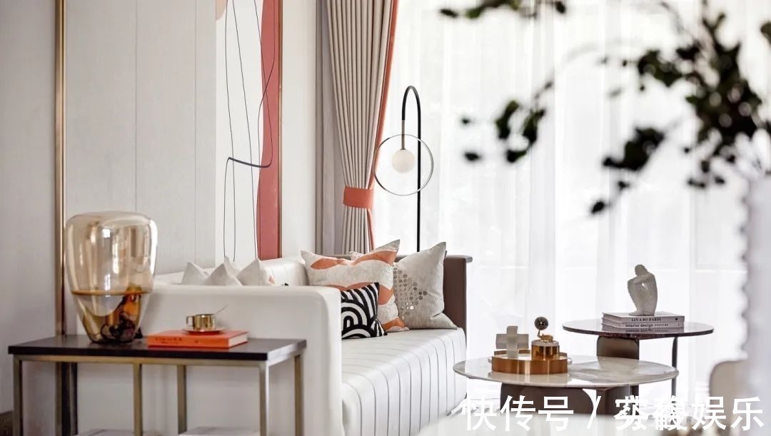 端庄|130㎡现代轻奢,大理石与金属质感,加上橙色的软装,华丽高档