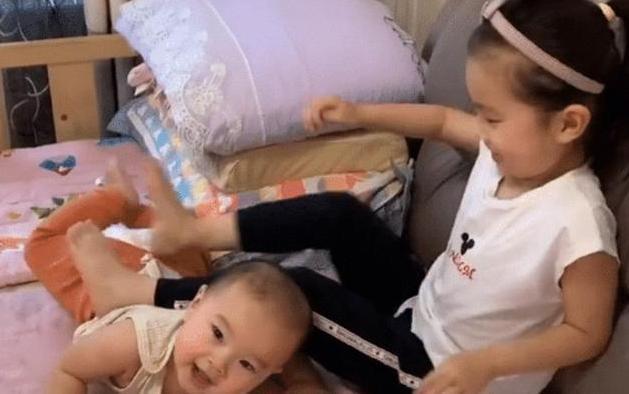 皮皮|“卑微弟弟”伺候姐姐火了,怀里温奶给姐喝,网友求生欲太强